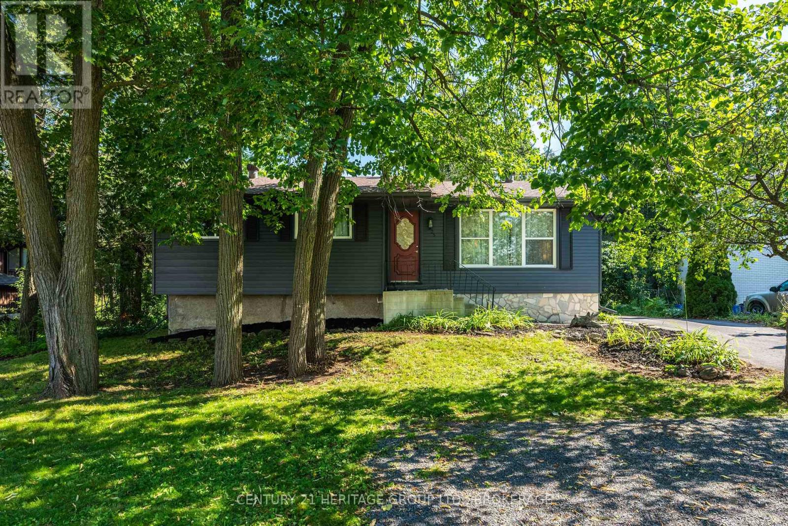 925 Woodbine