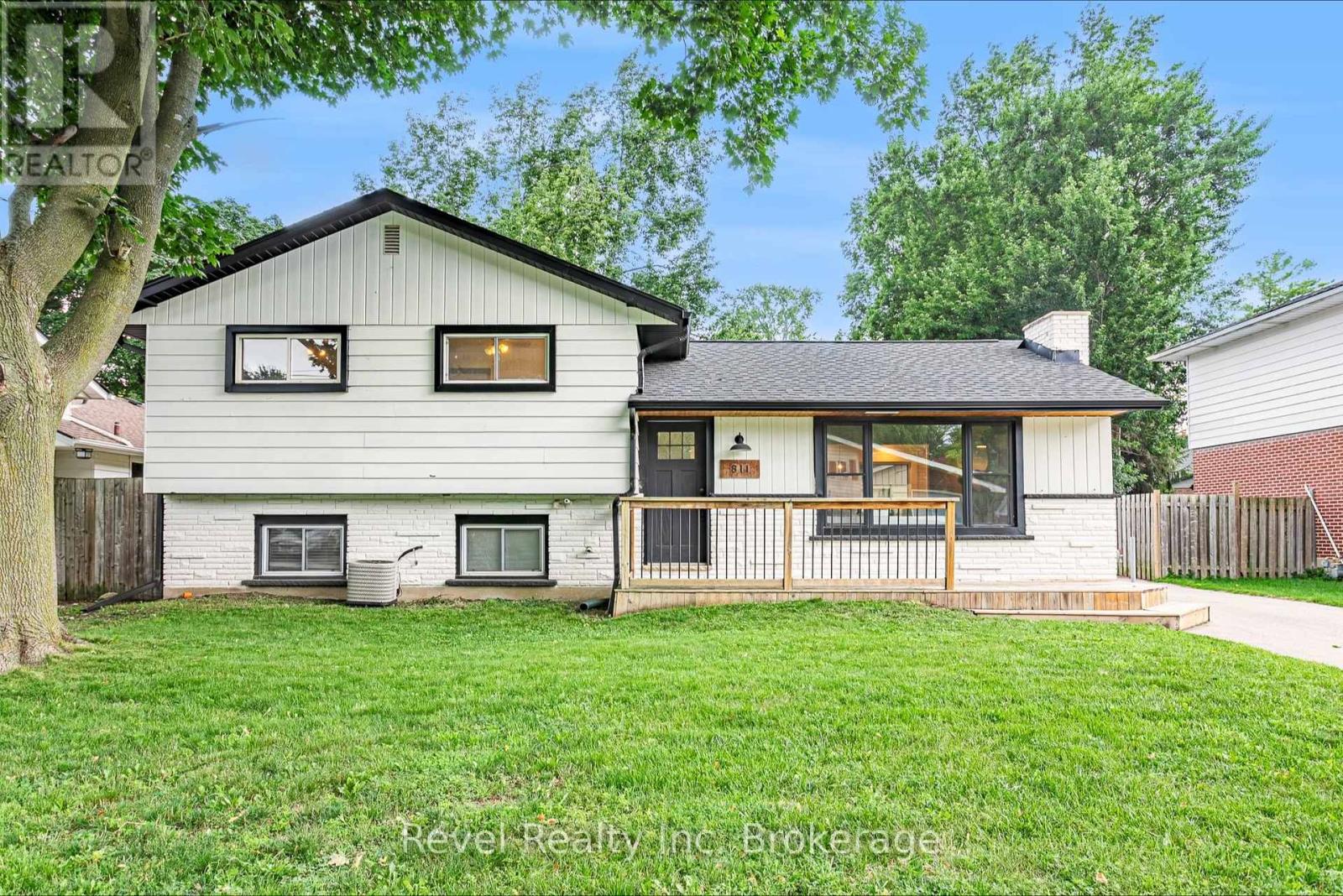 811 Hughson