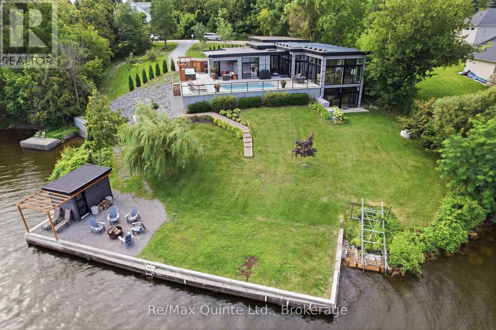 8 Bayview Point