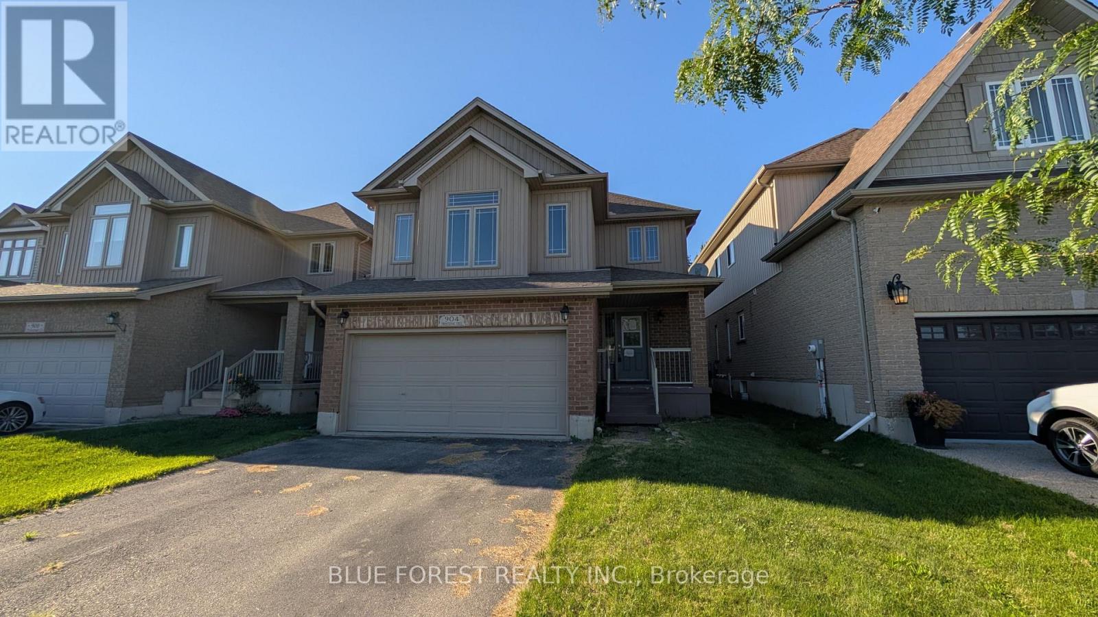 904 Frontenac photo 2