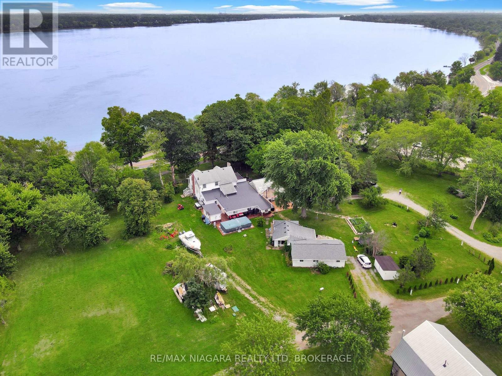 13693 Niagara River