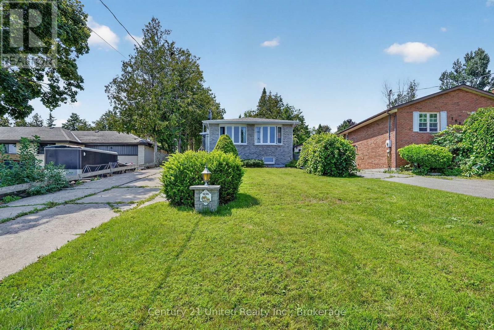 1696 Applewood photo 2