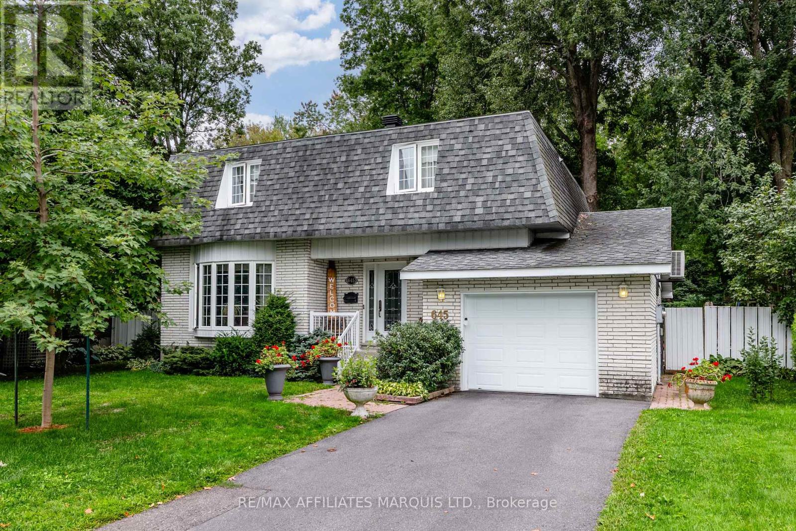 645 Dundas photo 2