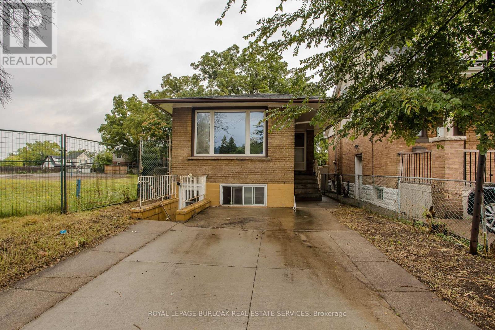 307 Dunsmure