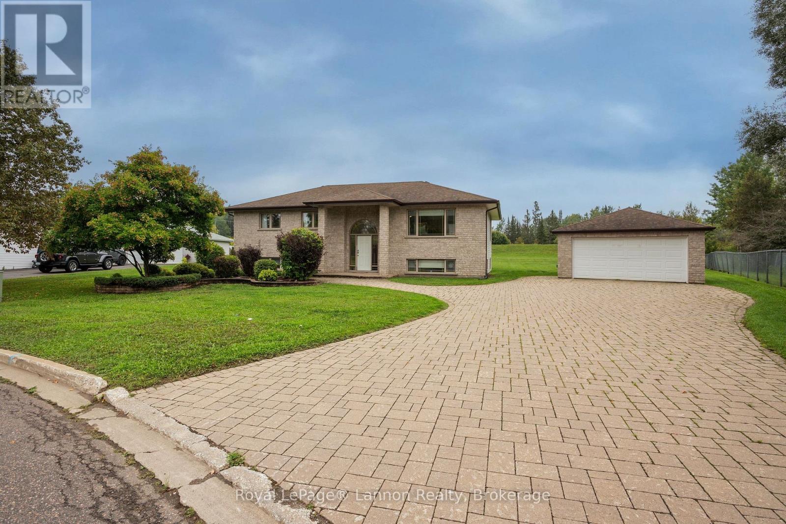 2196 Falconcrest photo 2