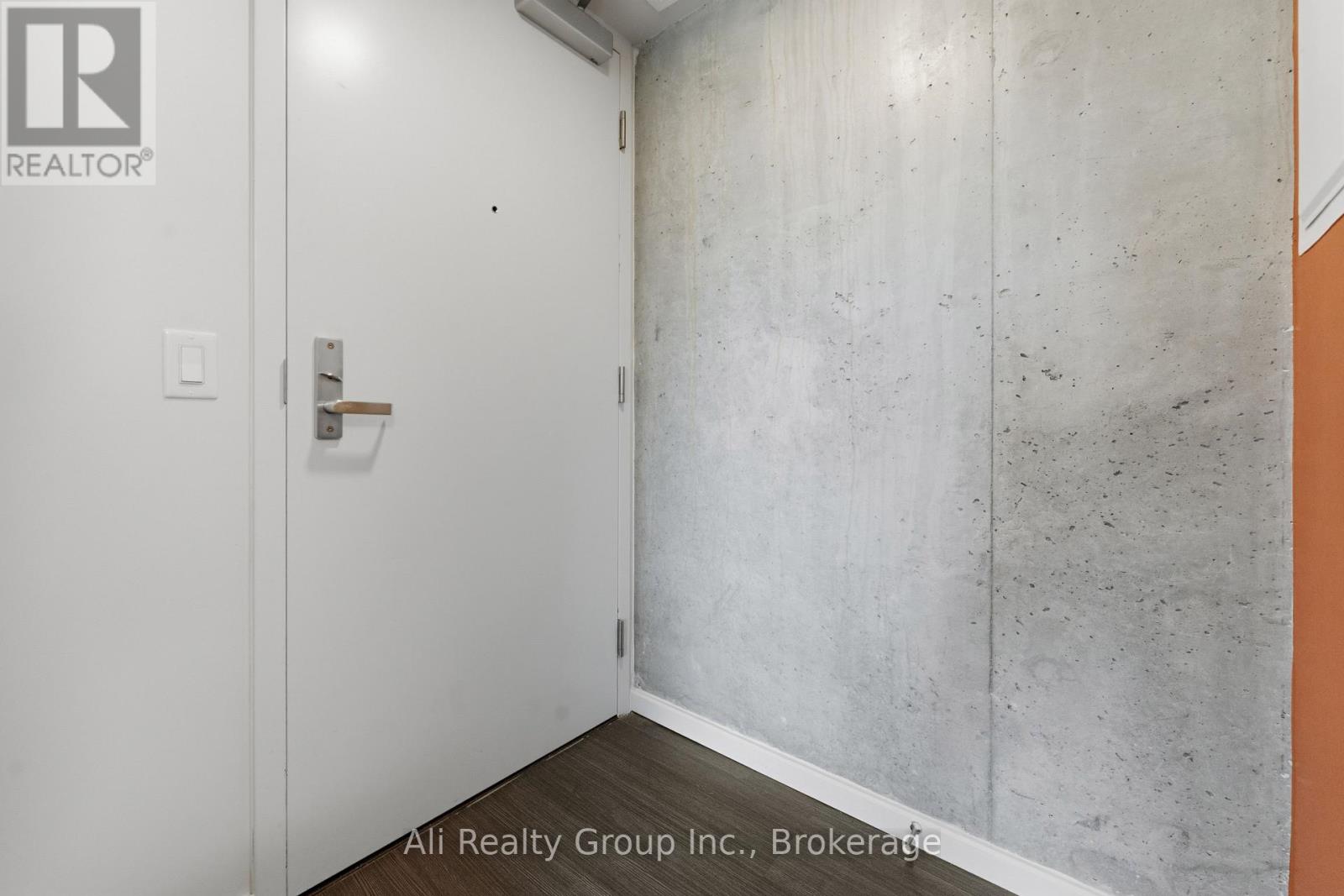 105 Champagne Unit 603 photo 3
