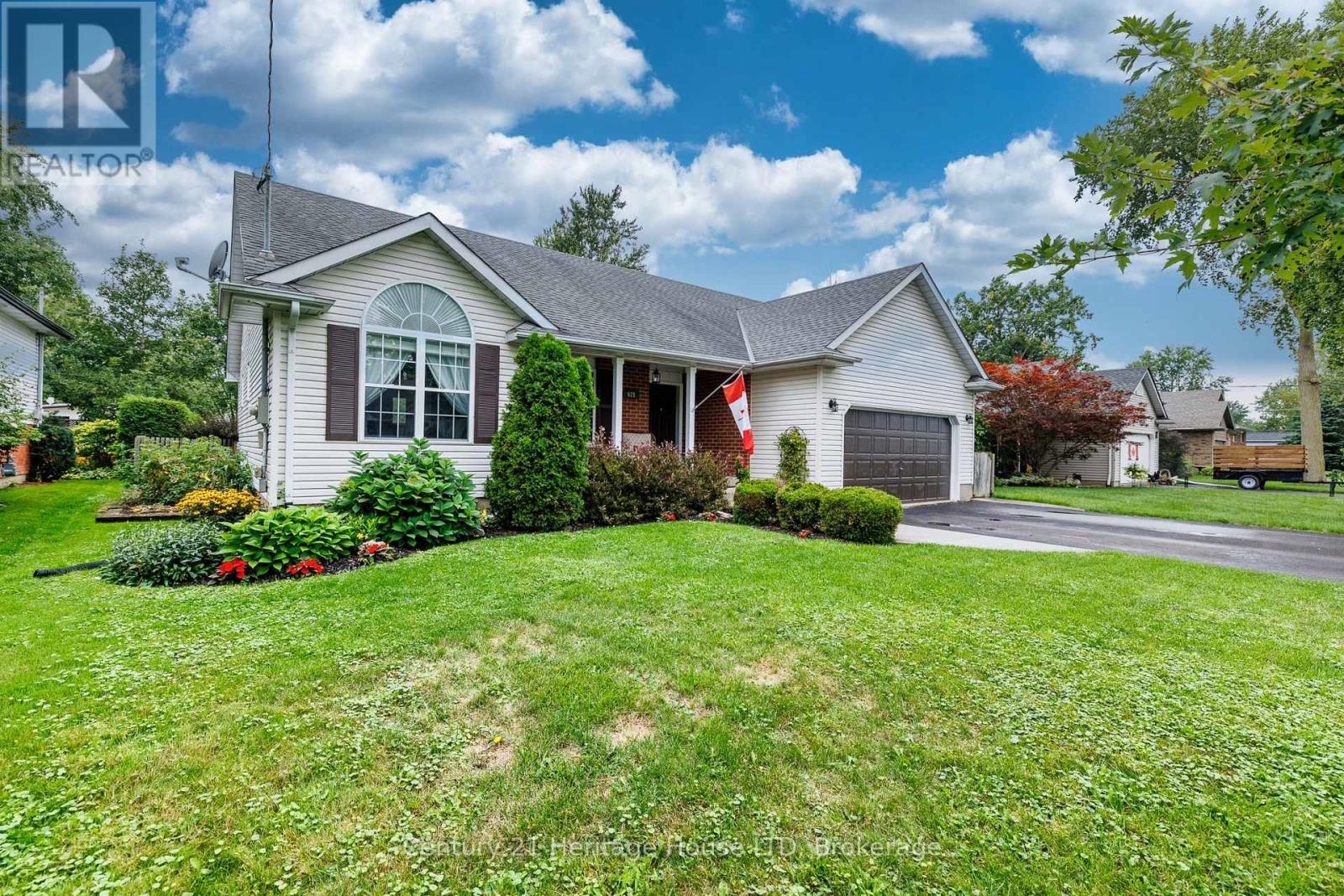 621 Parkdale photo 2
