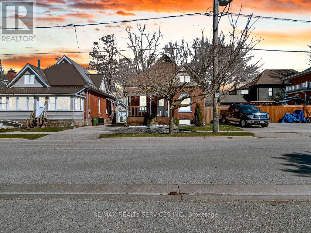 65 MOORE photo 2