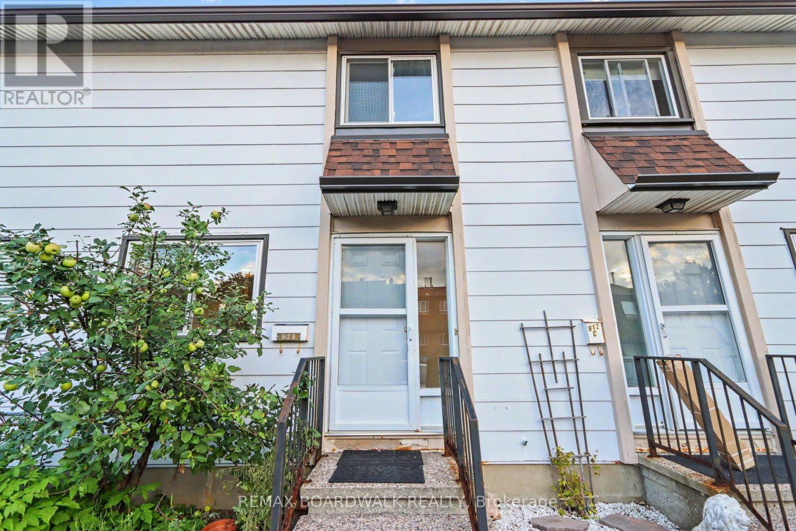 912 Elmsmere