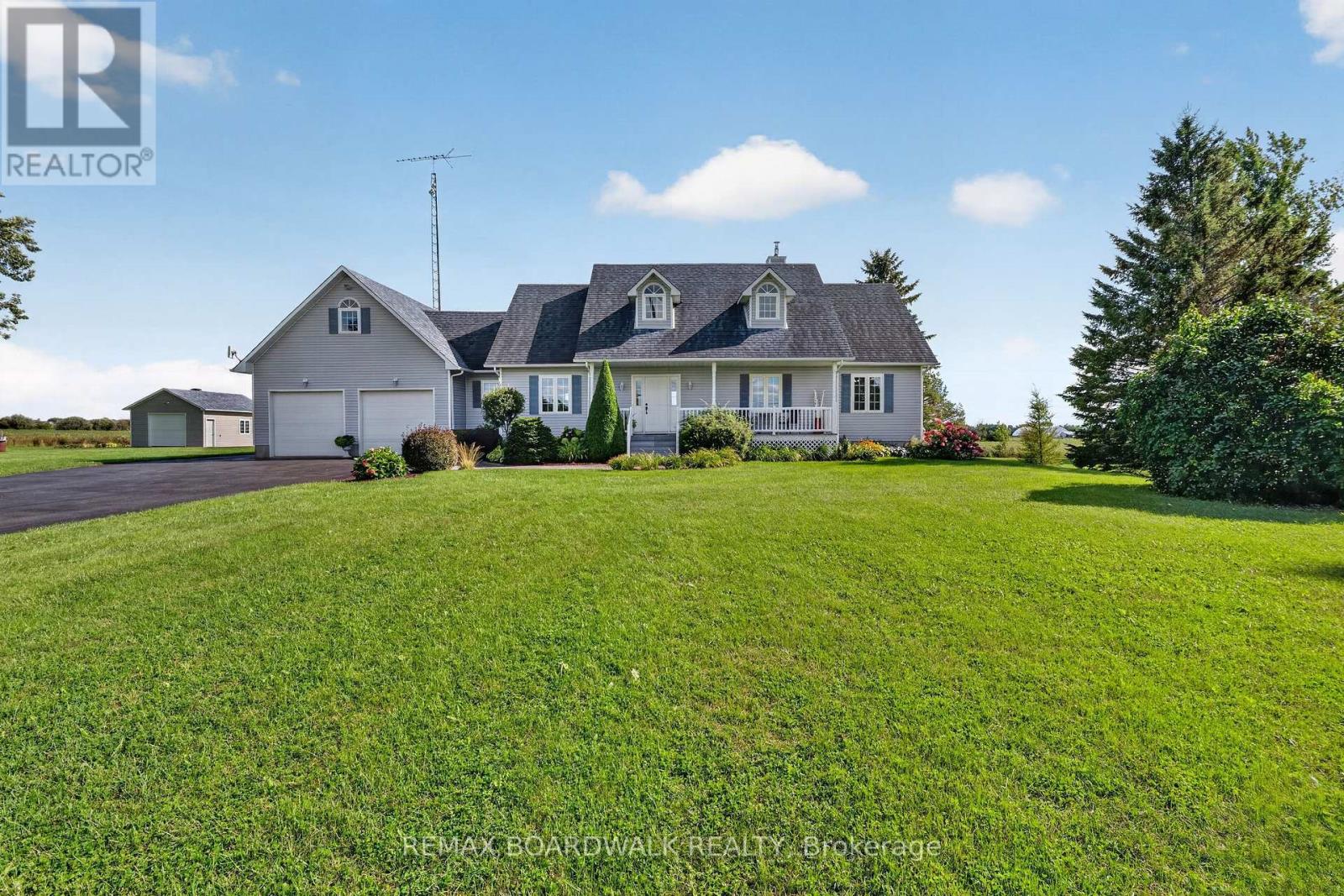 1064 Route 400 photo 2